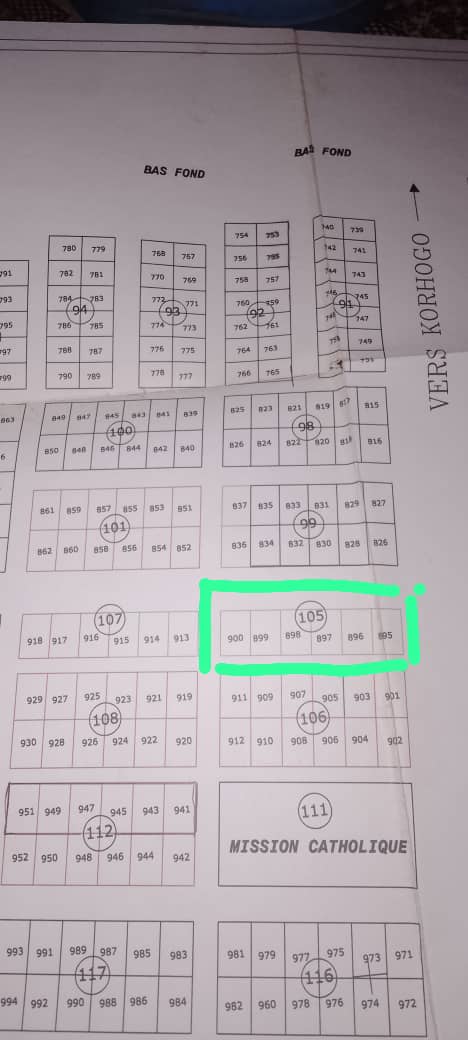 6 lots collés en bordure du bitume en bande